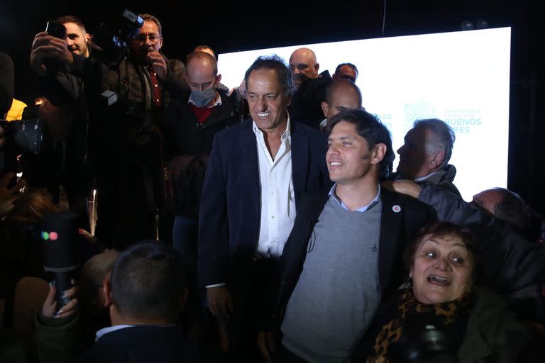 El gobernador bonaerense, Axel Kicillof, junto al Ministro de Desarrollo productivo de la Nación, Daniel Scioli, participaron del acto de entrega de escrituras en el Teatro Auditorium de Mar del Plata