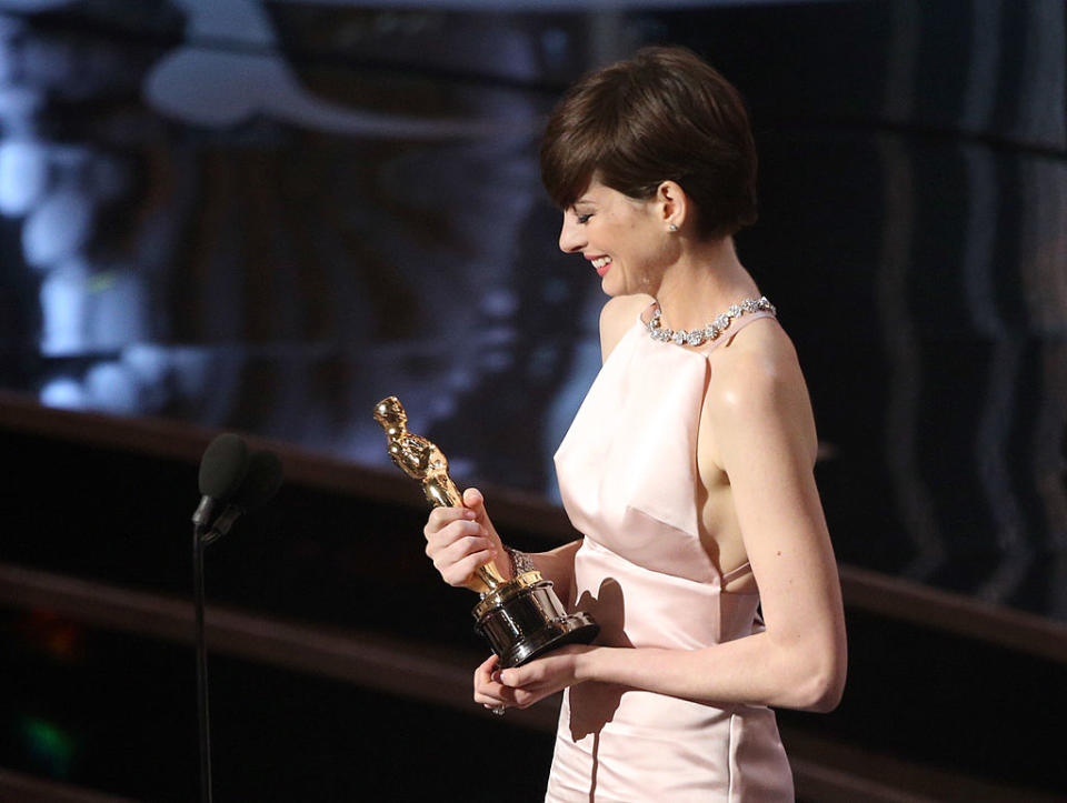 On espère qu'Anne Hathaway a une grande cheminée, ou alors une salle réservée à ses trophées. Et pour cause, l'actrice de 37 ans est multi-récompensée. En 2008, elle remporte le Critics Choice Awards de la meilleure actrice pour son rôle dans <em>Rachel se marie</em>. Mais c'est véritablement en 2012 qu'elle va accumuler les distinctions pour son rôle de Fantine, dans <em>les Misérables</em>, un film pour lequel elle avait dû perdre dix kilos : 25 trophées rien que pour ce rôle. Dont un Oscar, un BAFTA, un Screen Actors Guild Awards, un Critics Choice Movie Awards, un Golden Globes à chaque fois dans la catégorie de la meilleure actrice dans un second rôle.