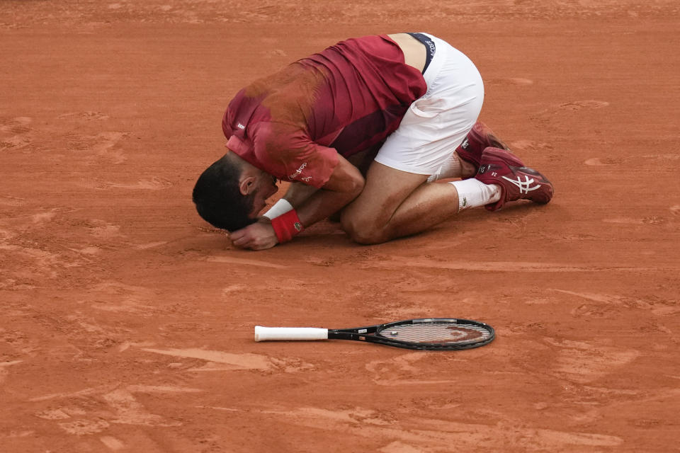 Novak Djokovic tras sufrir una caída durante el partido de cuarta ronda contra Francisco Cerúndolo en el Abierto de Francia, el lunes 3 de junio de 2024, en París. (AP Foto/Christophe Ena)