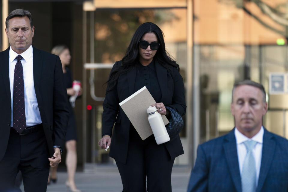 Vanessa Bryant, la viuda de Kobe Bryant, sale de un juzgado federal en Los Ángeles que lleva el proceso de demanda contra el alguacil y los departamentos de bomberos del condado de Los Ángeles, en busca de una compensación por las fotos que los servicios de emergencias compartieron de los restos de la estrella de la NBA, su hija y otros siete muertos en un accidente de helicóptero en 2020. (Foto: AP Photo/Jae C. Hong)