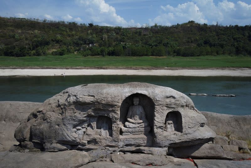 Foto del sábado de una estatua budista antaño sumergida se encuentra en la cima del arrecife de la isla de Foyeliang en el río Yangtze, y apareció después de que los niveles de agua bajaran debido a una sequía regional en Chongqing, China