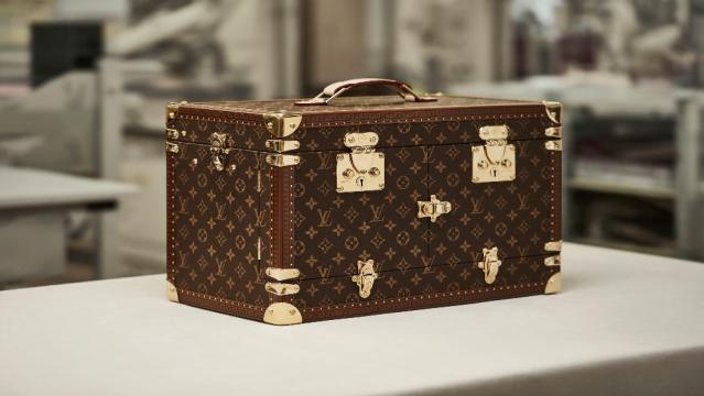 VINTAGE LOUIS VUITTON VANITY TRAVEL CASE sold at auction on 26th June