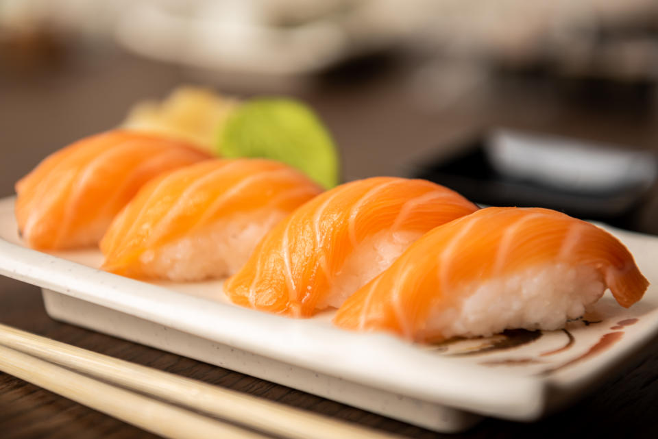 民眾購買好市多鮭魚壽司，回家享用險吞進大根魚刺。（示意圖來源：Getty）