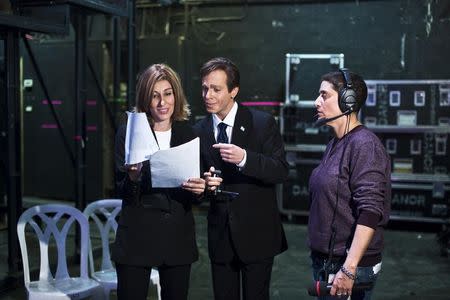 Actors playing Labour party chief Isaac Herzog (C) and his centre-left ally Tzipi Livni (L) stand on the set of Eretz Nehederet ("Wonderful Country") during a taping of the television satire in a studio in Herzliya, near Tel Aviv, January 26, 2015. REUTERS/Nir Elias