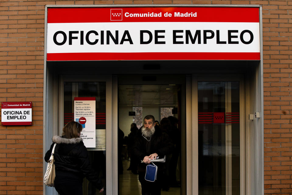 Un hombre sale de una oficina de empleo en Madrid. (AP foto/Daniel Ochoa de Olza)