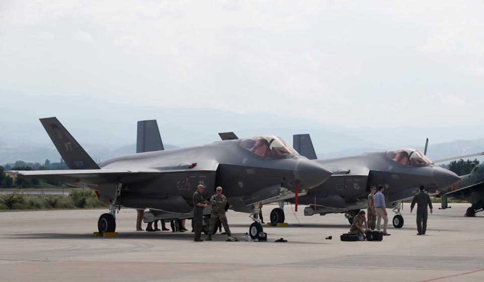 File photo: US military personnel work near F-35 fighter jets of the Vermont Air National Guard (Copyright 2022 The Associated Press. All rights reserved)