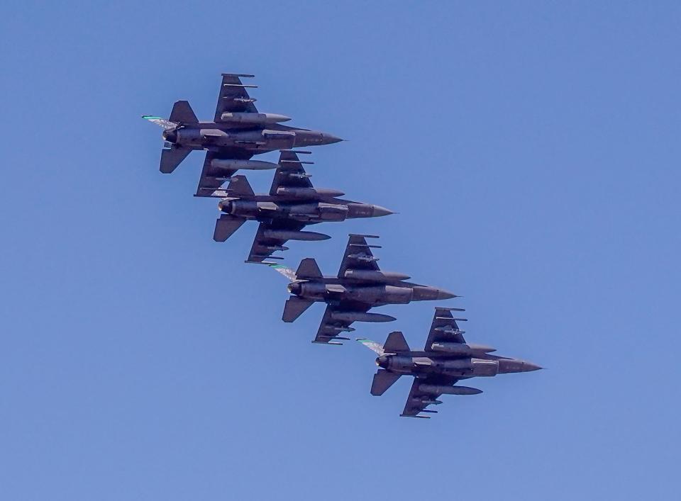 F-16s fly over Thunder Over Louisville