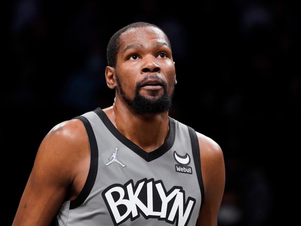 Kevin Durant looks up during a Nets game in 2021.