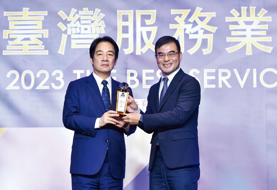 副總統賴清德（左）出席《2023臺灣服務業大評鑑》頒獎典禮致詞並頒獎，圖為遠傳電信獲獎。圖／王德為