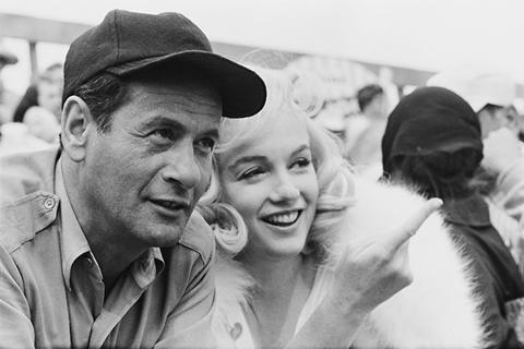 eli wallach with marilyn monroe on the set of 'the misfits' in 1960.