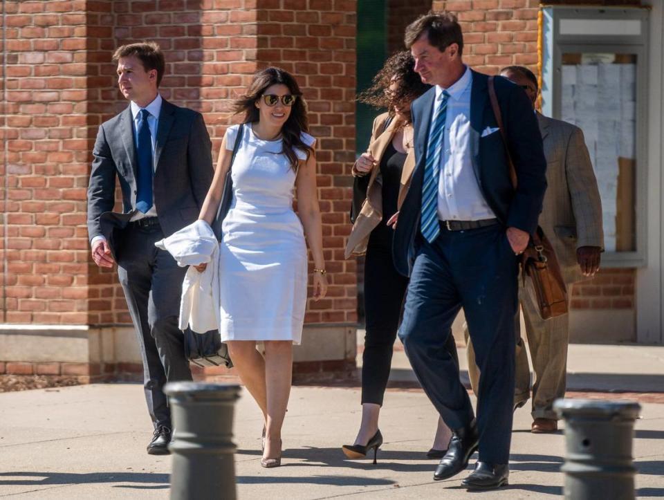 Camille Vasquez (de blanco) y sus compañeros que han defendido al actor Johnny Depp, salen de los jugzados de Fairfax, el pasado 31 de mayo.