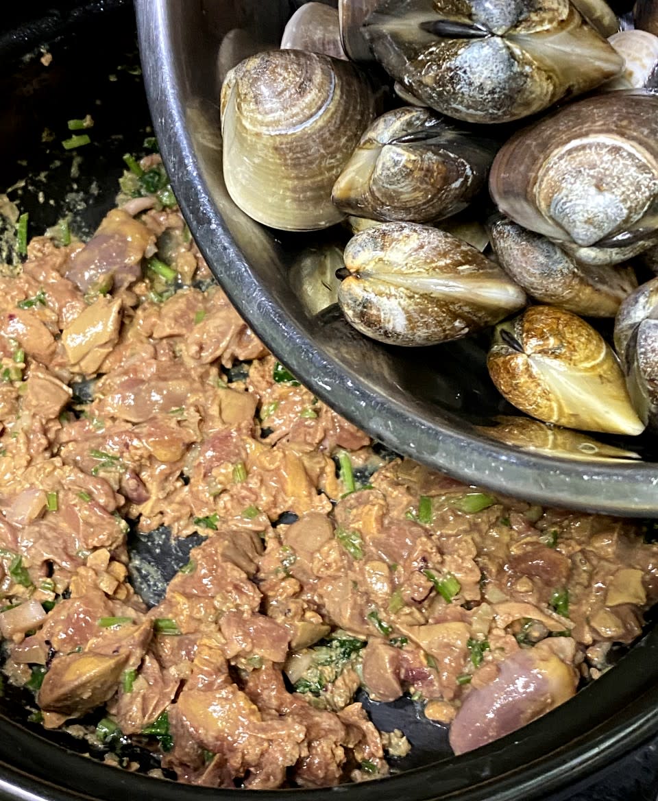 蜆食譜│雞肝蜆煲  芫荽葱唔少得