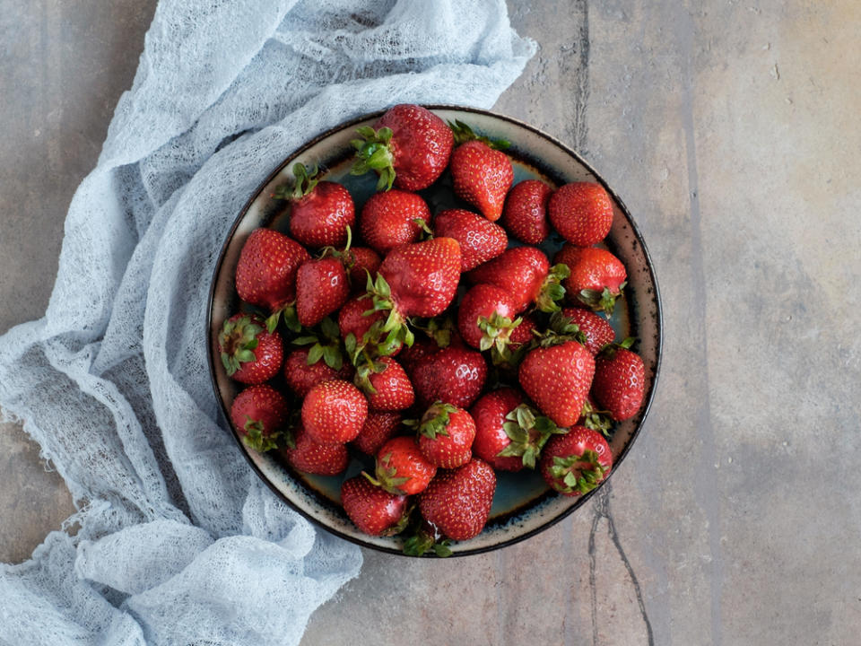 Bevor Erdbeeren im Kühlschrank landen, sollte man sie gründlich abtrocknen. (Bild: Sergey Terentyev / Shutterstock.com)