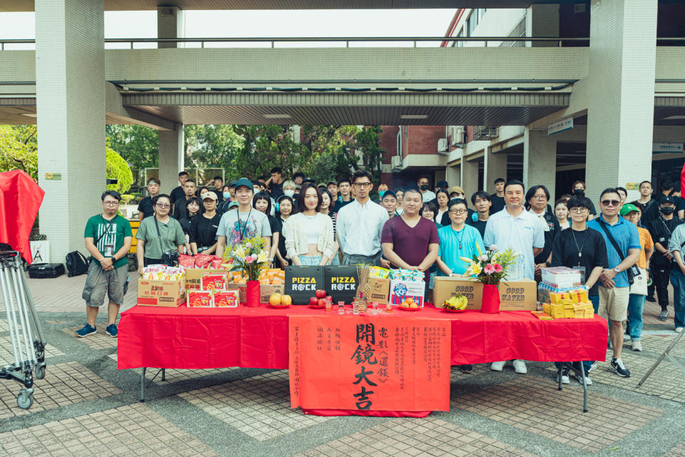 《還錢》開鏡大合照監製郝柏翔（前排左起）、女主角蔡思韵、男主角陳柏霖、導演王鼎霖、監製葉如芬。（圖／甲上）