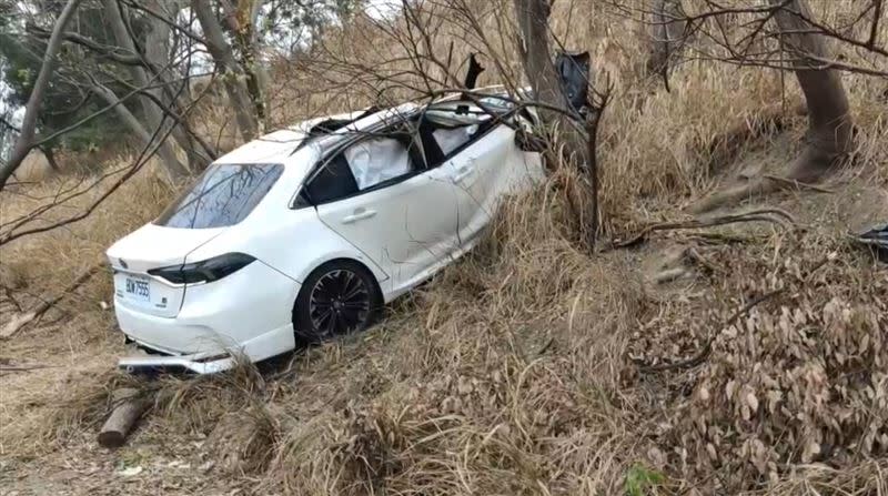 白色轎車失控衝下邊坡，導致1死2傷。（圖／翻攝畫面）