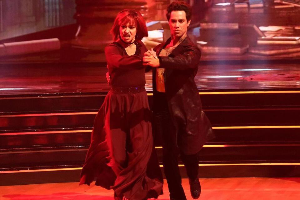 Alyson Hannigan gives nod to Buffy roots in vampire performance on DWTS