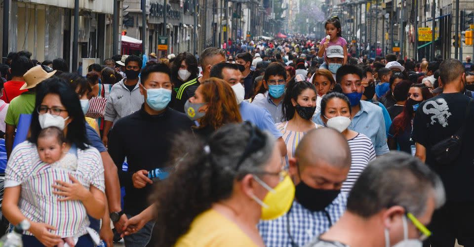 Aglomeración de personas este sábado en las principales calles del centro histórico mientras el semáforo naranja epidemiológico por covid-19 se mantiene activo.