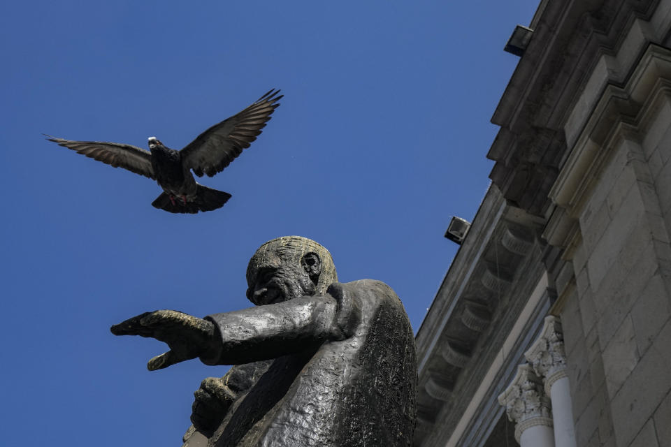 Una paloma vuela sobre una estatua del cardenal chileno Raúl Silva Henríquez ubicada fuera de la catedral de la Plaza de Armas en Santiago, Chile, el jueves 31 de agosto de 2023. Silva Henríquez fundó la organización de derechos humanos Vicaría de la Solidaridad manejada por trabajadores sociales, abogados, documentalistas y otros profesionales que daban apoyo a los afectados por el régimen de Augusto Pinochet. (AP Foto/Esteban Félix)