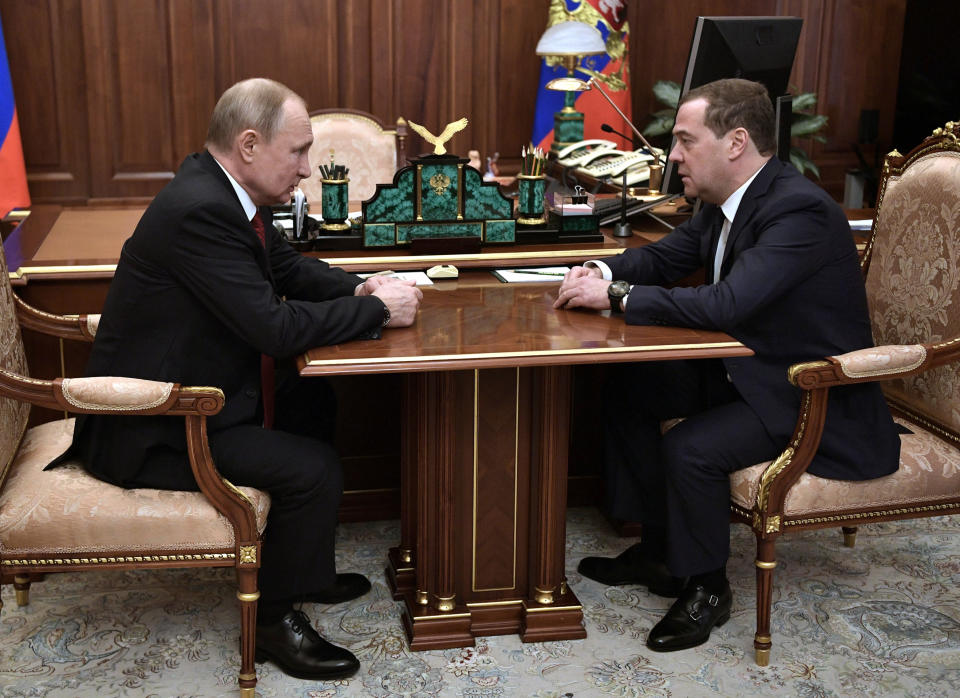 El presidente ruso Vladimir Putin (i) con el primer ministro Dmitry Medvedev en el Kremlin en Moscú el 15 de enero del 2020. (Alexei Nikolsky, Sputnik, Kremlin Pool Photo via AP)