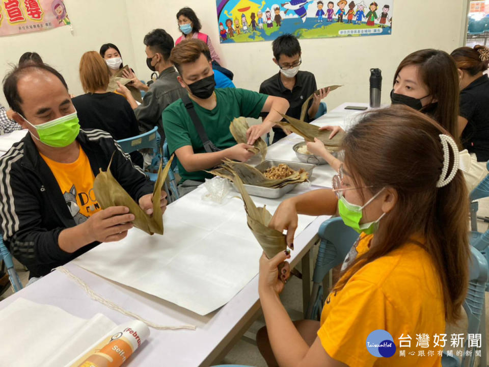 新住民夫婦體驗包粽子。