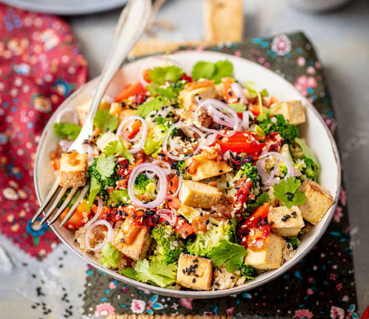 Ensalada de quinoa con tofu, brócoli y aderezo de peanut butter