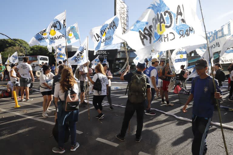 La Cámpora y otras organizaciones se concentran en la puerta de exEsma para marchar hacia la Plaza de Mayo por el Día de la Memoria