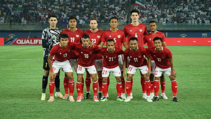 <p>Starting line-up Timnas Indonesia berfoto sebelum laga Kualifikasi Piala Asia 2023 Grup A antara Indonesia menghadapi Kuwait di Stadion Internasional Jaber Al Ahmad, Kuwait City, Kamis (9/6/2022) dinihari WIB. (PSSI)</p>