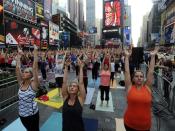 Nadie diría que un lugar tan bullicioso y concurrido como Times Square podría dar lugar a una imagen que evoca tanta paz interior. Cientos de personas haciendo yoga en pleno centro de Nueva York para celebrar el día más largo del año. (AP Photo/Jeffrey Furticella)