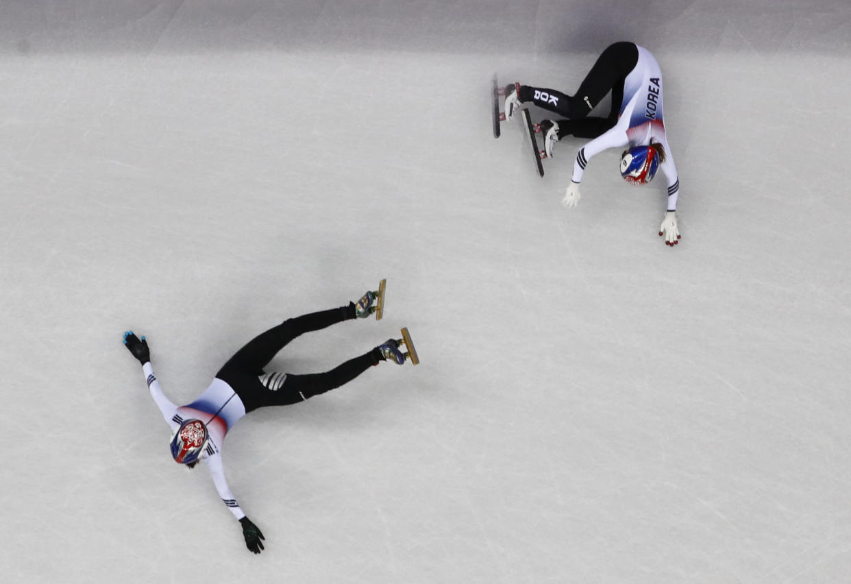 Short Track Speed Skating Events – Pyeongchang 2018 Winter Olympics – Women’s 1000m Final – Gangneung Ice Arena – Gangneung, South Korea – February 22, 2018 – Choi Min-jeong of South Korea and Shim Suk-hee of South Korea crash. REUTERS/John Sibley