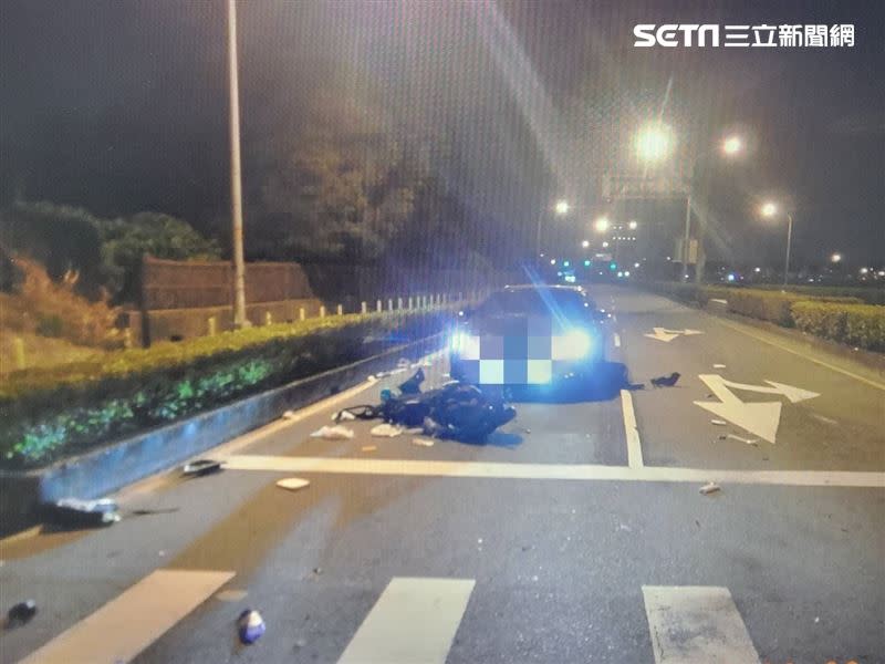 機車遭撞波及另一輛小客車。（圖／民眾提供）