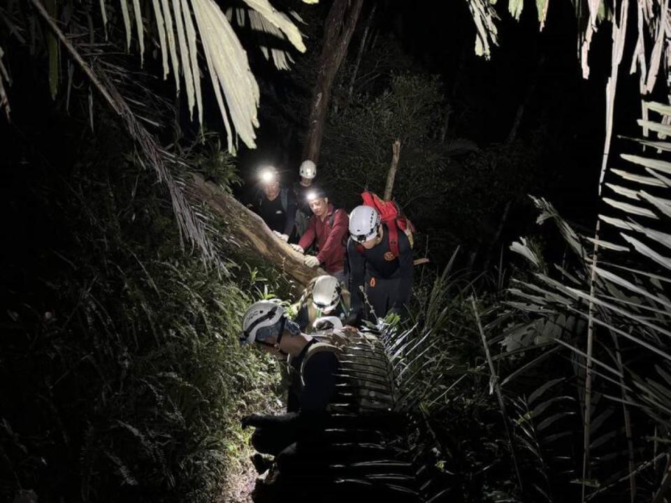山友在虎山摔落30米山谷，救難人員花7小時將人救出送醫。（圖：消防局提供）