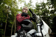 <b>"The Place Beyond Pine": 28. März 2013</b><br><br>Luke (Ryan Gosling) ist Motorradstuntman und ein wortkarger Einzelgänger. Seinen Lebensunterhalt verdient er auf einem Jahrmarkt, mit dem er von Stadt zu Stadt zieht. Avery Cross (Bradley Cooper) ist ein ehrgeiziger Kleinstadtpolizist, der versucht, sich durch einen rasanten Aufstieg auf der Karriereleiter von seinen familiären Probleme abzulenken – koste es was es wolle. Als Luke eines Tages seinen One-Night-Stand Romina (Eva Mendes) wieder trifft, erfährt er, dass er Vater geworden ist. Luke beschließt, Verantwortung für seinen Sohn zu übernehmen – auf seine Art: Mit Hilfe des Hinterwäldler-Mechanikers Robin (Ben Mendelsohn) beginnt er Banken auszurauben – und setzt dabei auf sein fahrerisches Können. Bei den Überfallen, geht er immer dreister vor, bis eines Tages ein Coup schief läuft und Luke sich in ein Haus flüchten muss, in dem er vom Polizisten Avery Cross gestellt wird...