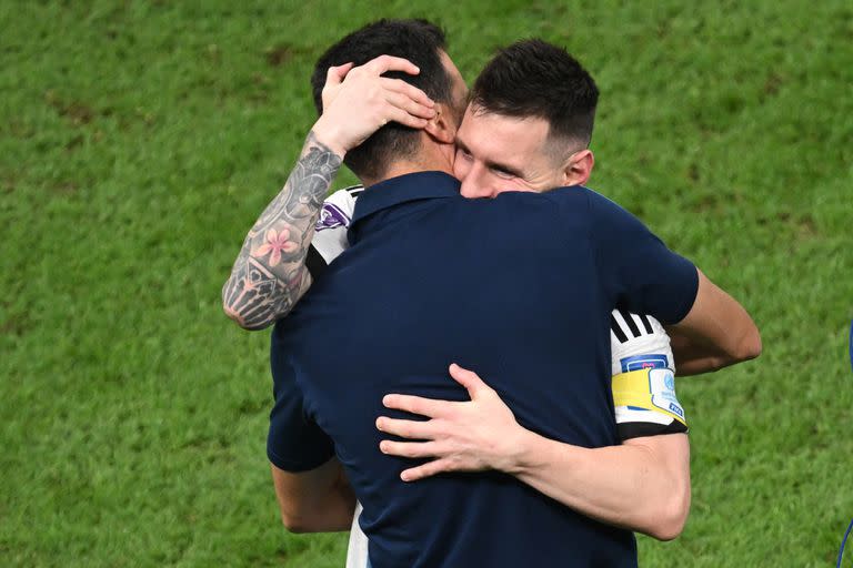 El abrazo de Lionel Messi y Lionel Scaloni, tras la goleada por 3-0 sobre Croacia.