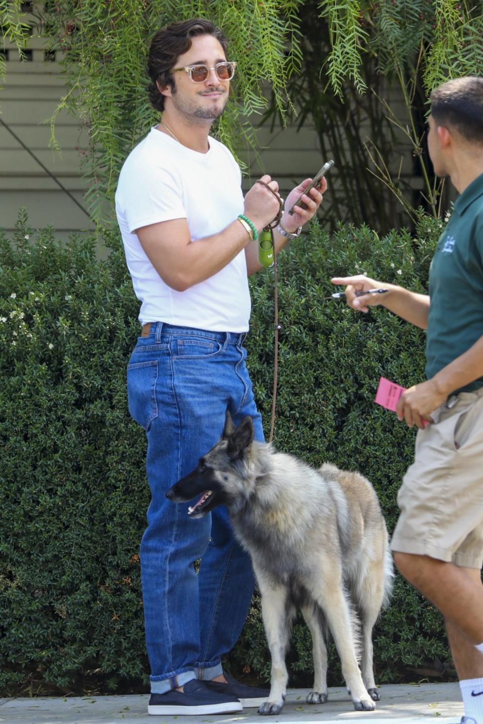<p>El actor mexicano de 31 años paseando a su perra Akila Cabrona en West Hollywood.</p>