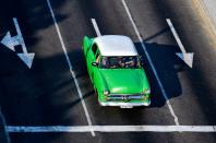 <p>Con las múltiples modificaciones y arreglos que han ido sufriendo a lo largo de los años, estos autos conservan poco de sus características originales, pero su aspecto exterior sigue siendo prácticamente similar. (Foto: Yamil Lage / AFP / Getty Images).</p> 