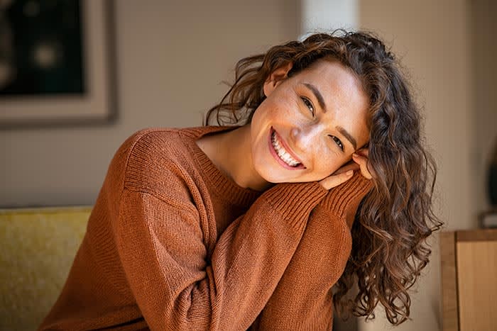 mujer feliz y sonriente