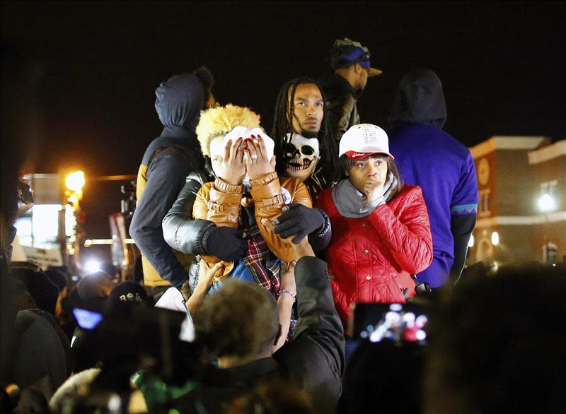 Lesley McSpadden, madre del joven negro Michael Brown, se cubre el rostro este 24 de noviembre de 2014, luego de que un gran jurado concluyera que no hay pruebas suficientes para imputar a Darren Wilson, el policía blanco que mató al joven este agosto en Ferguson (EE.UU.), y seguirá libre y sin cargos. EFE