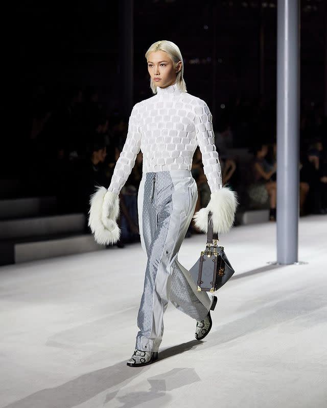 Felix成為首度登上Louis Vuitton女裝秀的伸展台的KPOP男偶像。（圖／翻攝自IG）