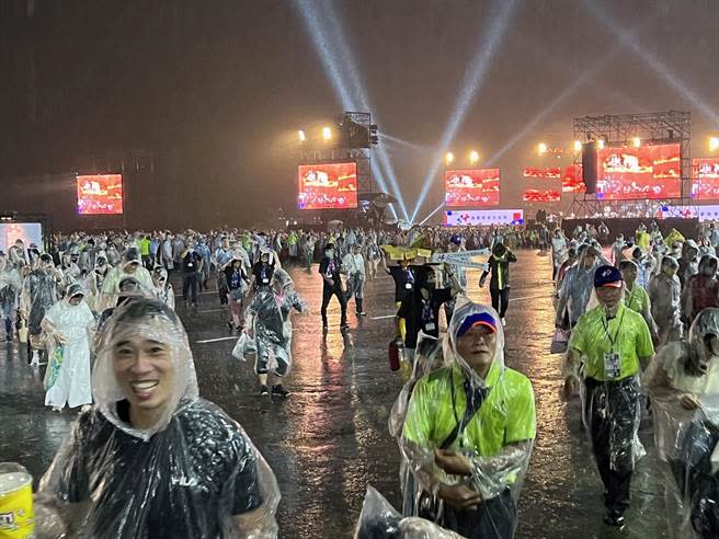 國慶晚會今晚在空軍台南基地舉行時，突然遭遇驟雨攪局，大批觀眾因雨勢過大紛紛走避，躲進一旁的大型室內停機坪。（洪榮志攝）