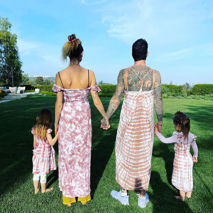 Adam Levine junto a su mujer y sus hijas