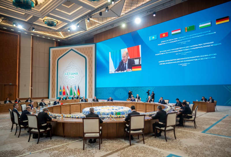 German Chancellor Olaf Scholz speaks during his meeting with Uzbek President Shavkat Mirziyoyev, Tajik President Emomali Rahmon, Turkmen President Serdar Berdimuhamedow, Kyrgyz President Sadyr Japarov and Kazakh President Kassym-Shomart Tokayev at the Central Asia Summit. Michael Kappeler/dpa