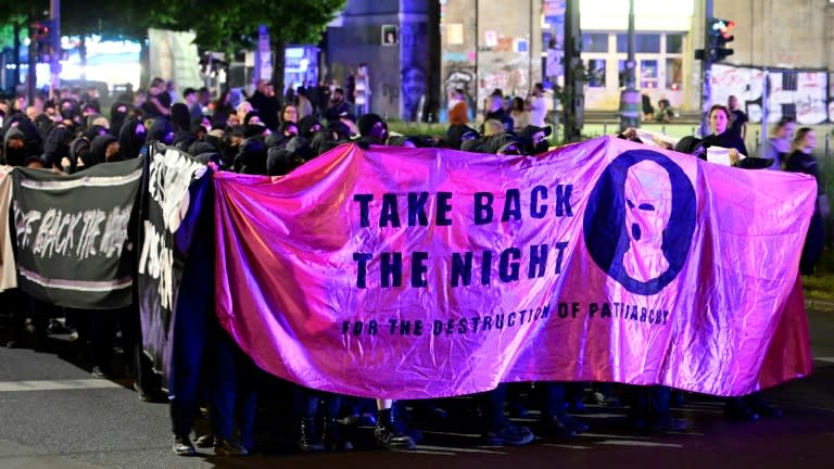 Die Demonstrationen in der Nacht zum 1. Mai in Berlin sind Polizeiangaben zufolge "überwiegend störungsfrei" verlaufen. Bei den fünf Versammlungen in der Hauptstadt in der sogenannten Walpurgisnacht seien insgesamt 3100 Polizeikräfte im Einsatz gewesen. (JOHN MACDOUGALL)