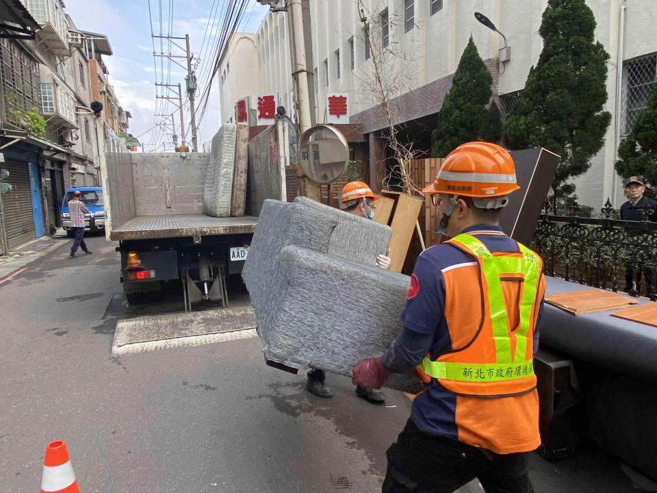 因應春節前大掃除增加的大型垃圾清運量，新北市環保局請民眾採事前預約制，可在2月4日前，撥打廢棄大型家具免付費預約專線0800-010-857。   圖：新北市環保局提供