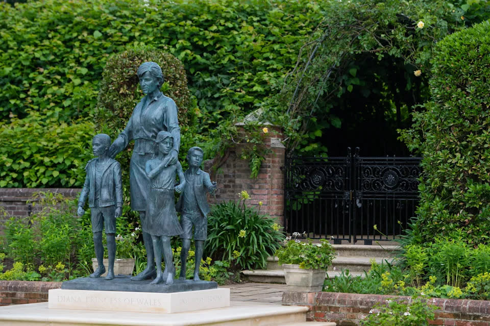 Die Bronzestatue zeigt die Prinzessin umgeben von drei Kindern, um die „Universalität und generationenübergreifende Wirkung ihrer Arbeit zu repräsentieren. (Dominic Lipinski - WPA Pool/Getty Images)