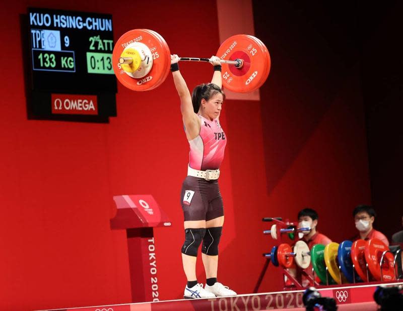 郭婞淳替台灣舉出本屆東奧首面金牌，同時創抓舉、挺舉及總和的3項奧運紀錄。（體育署提供）