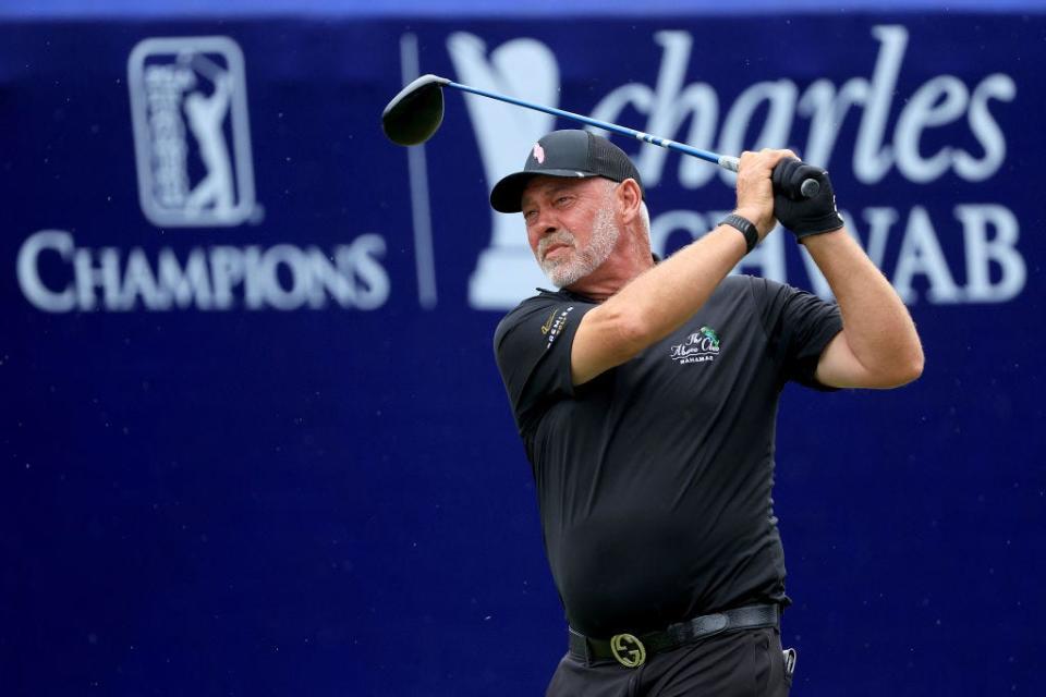 Darren Clarke realiza un tiro en el número 18 del Timuquana Country Club el 6 de octubre en el PGA Tour Champions Constellation Furyk & Friends, en Jacksonville.