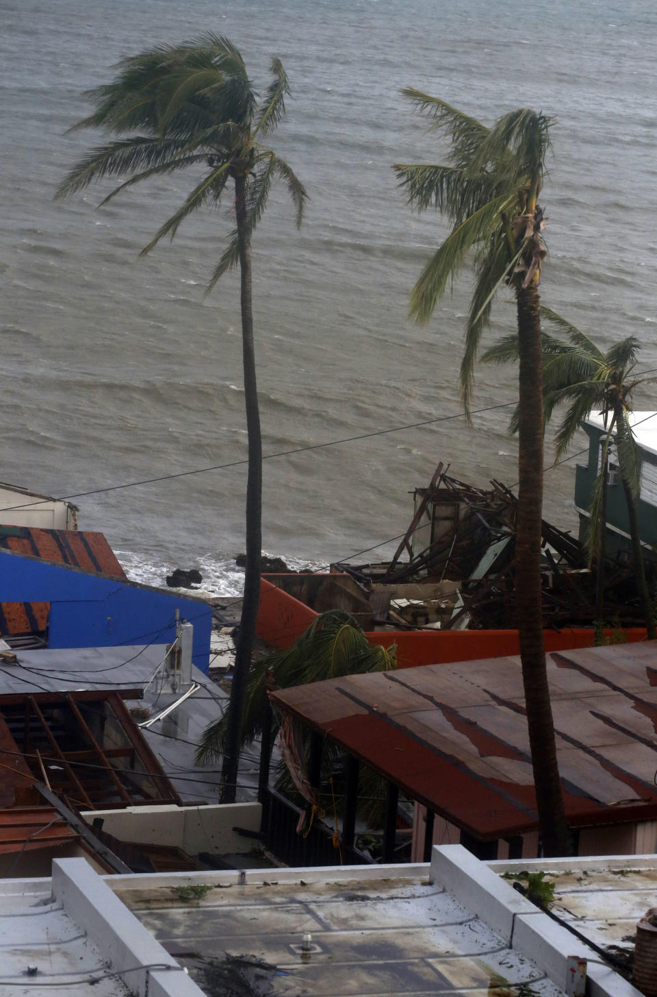 MIA71 – SAN JUAN (PUERTO RICO), 20/09/2017.- Vista de la condición de vientos horas después del paso del huracán María hoy, miércoles 20 de septiembre 2017, en una playa de San Juan, Puerto Rico. El huracán María, debilitado a categoría 2, avanza hacia la zona oriental de República Dominicana con vientos máximos de 110 millas por hora (175 km/h), tras haber causado devastación e inundaciones “catastróficas” en Puerto Rico. EFE/Thais Llorca