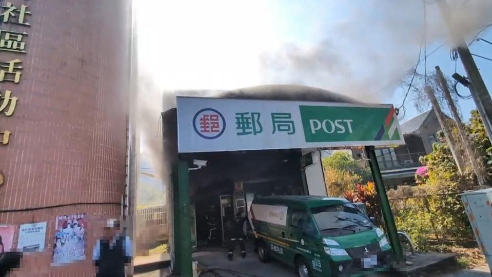 ▼清水郵局今天遭搶劫縱火。（圖／民眾提供）