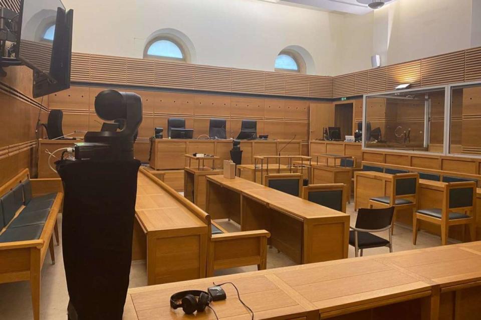 Une petite caméra (au premier plan) installée dans une salle d’audience pour « Justice en France ».