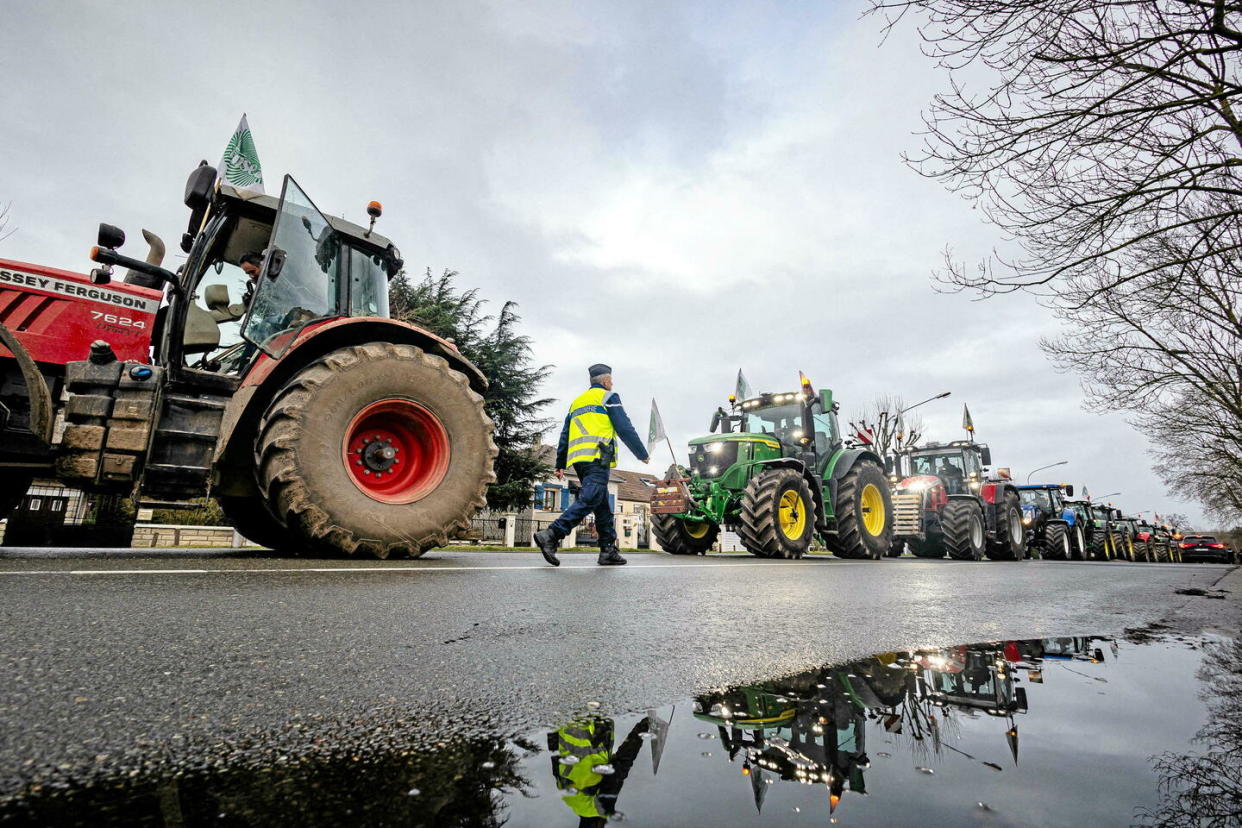 A Étampes (Essonne), le 26 janvier 2024, des agriculteurs bloquent la circulation au sud de Paris.  - Credit:Xinhua/Abaca